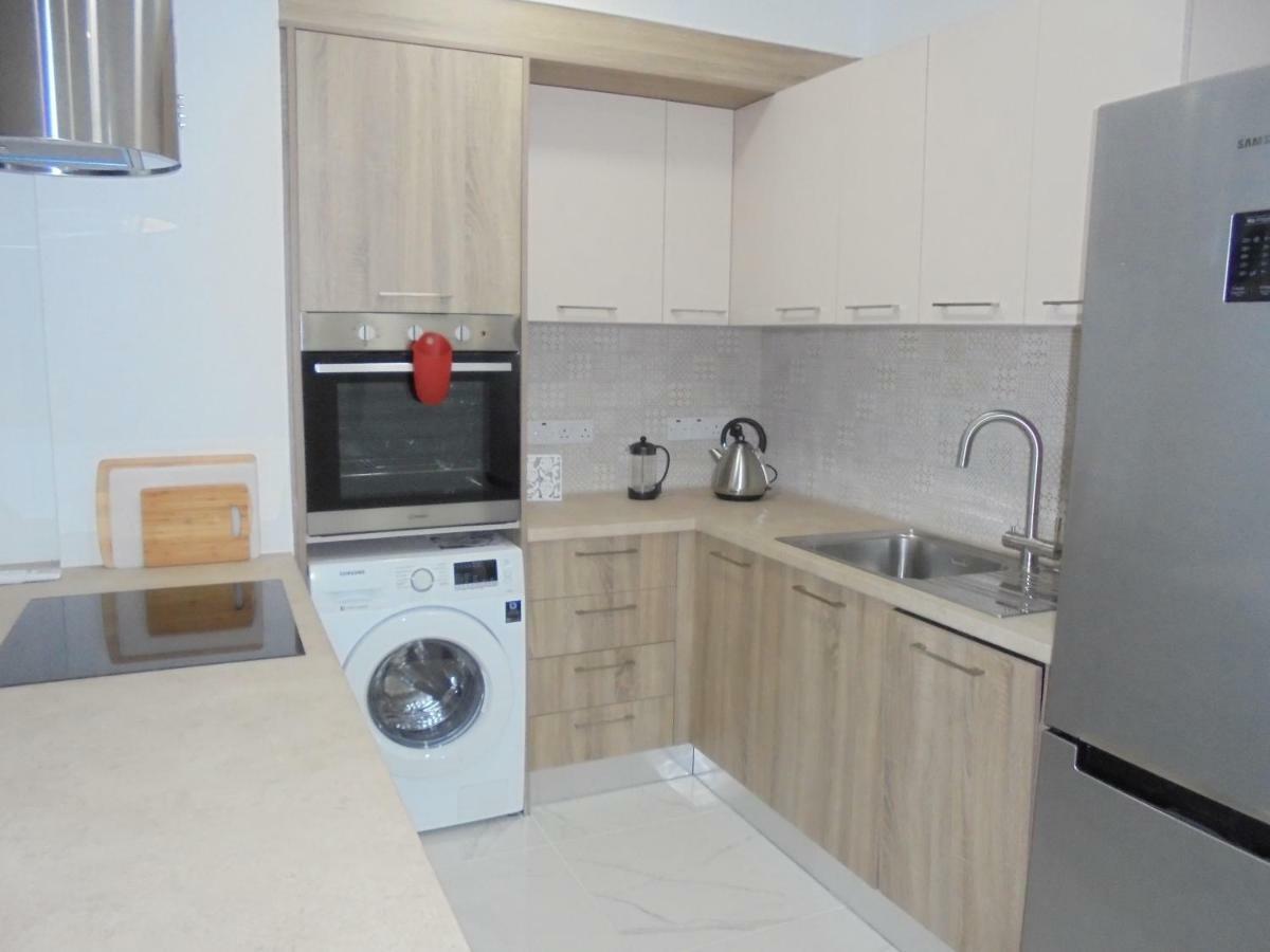 Kermia Court - Beach-Front, Modern 2 Bedroom -Sleeps 6 Limassol Luaran gambar