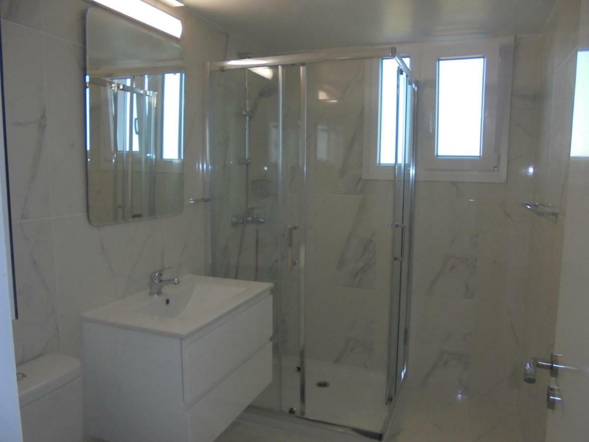 Kermia Court - Beach-Front, Modern 2 Bedroom -Sleeps 6 Limassol Luaran gambar