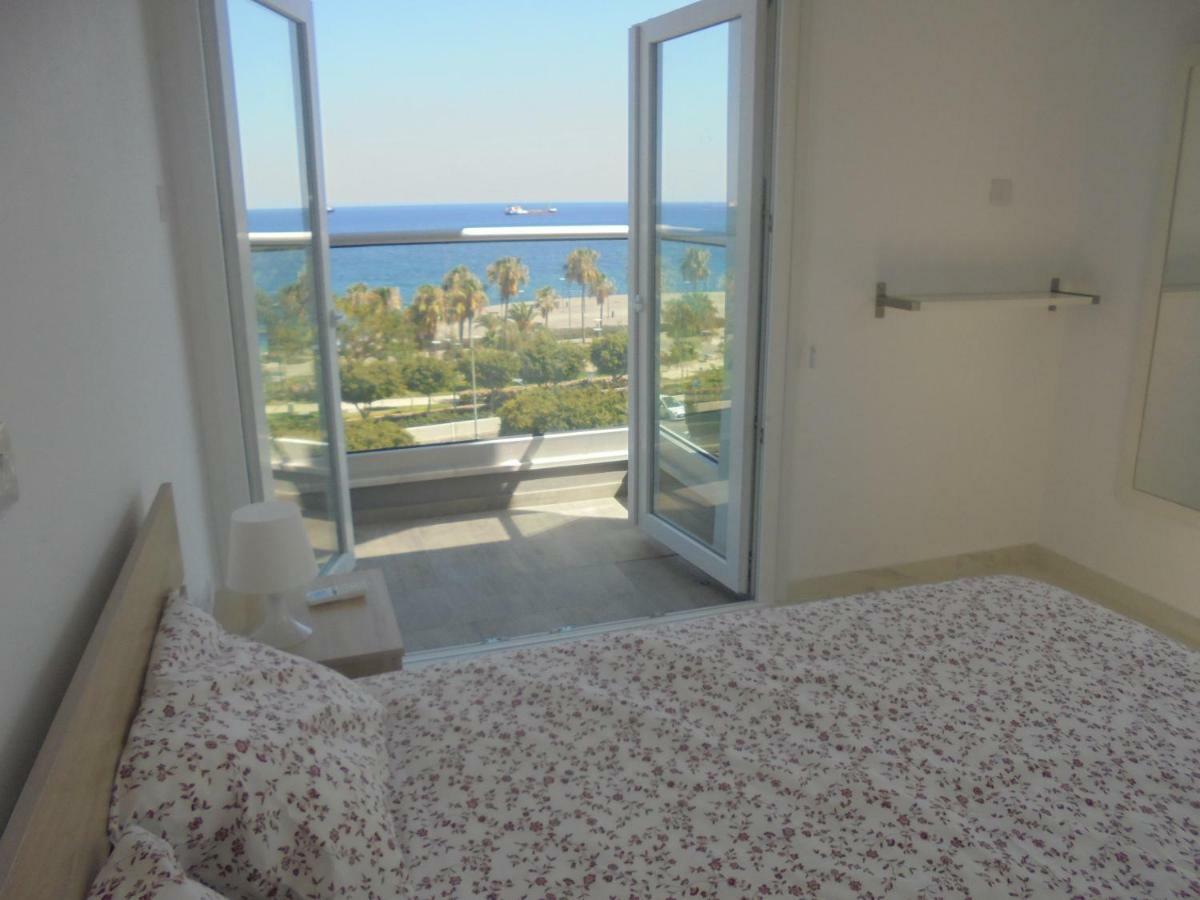 Kermia Court - Beach-Front, Modern 2 Bedroom -Sleeps 6 Limassol Luaran gambar