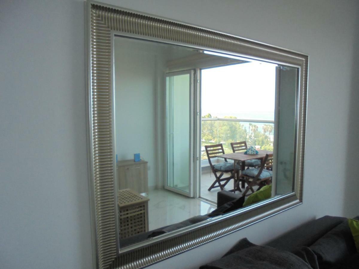 Kermia Court - Beach-Front, Modern 2 Bedroom -Sleeps 6 Limassol Luaran gambar