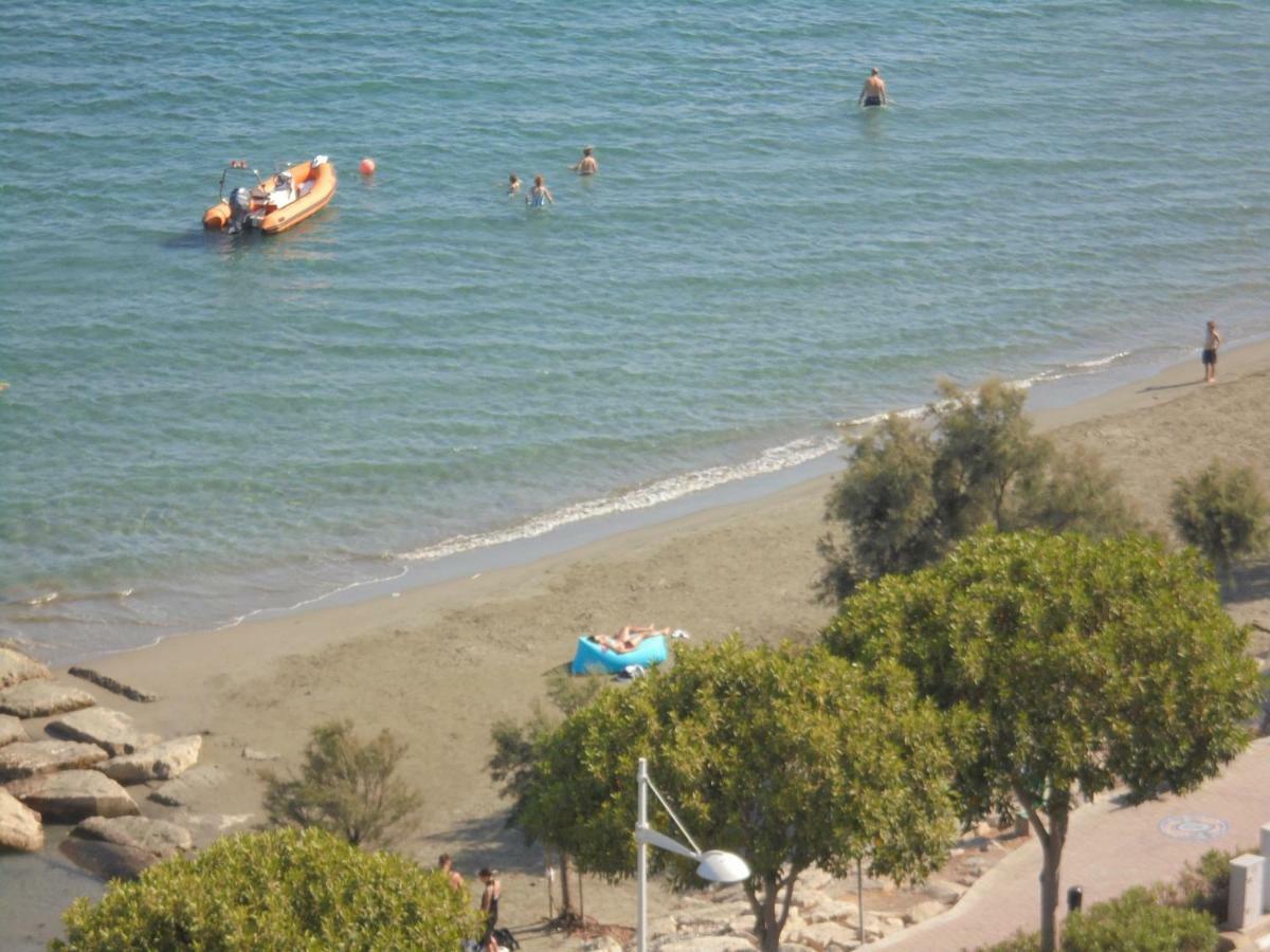 Kermia Court - Beach-Front, Modern 2 Bedroom -Sleeps 6 Limassol Luaran gambar