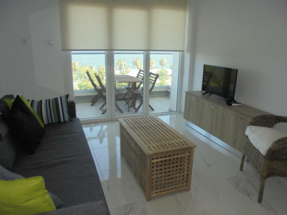 Kermia Court - Beach-Front, Modern 2 Bedroom -Sleeps 6 Limassol Luaran gambar