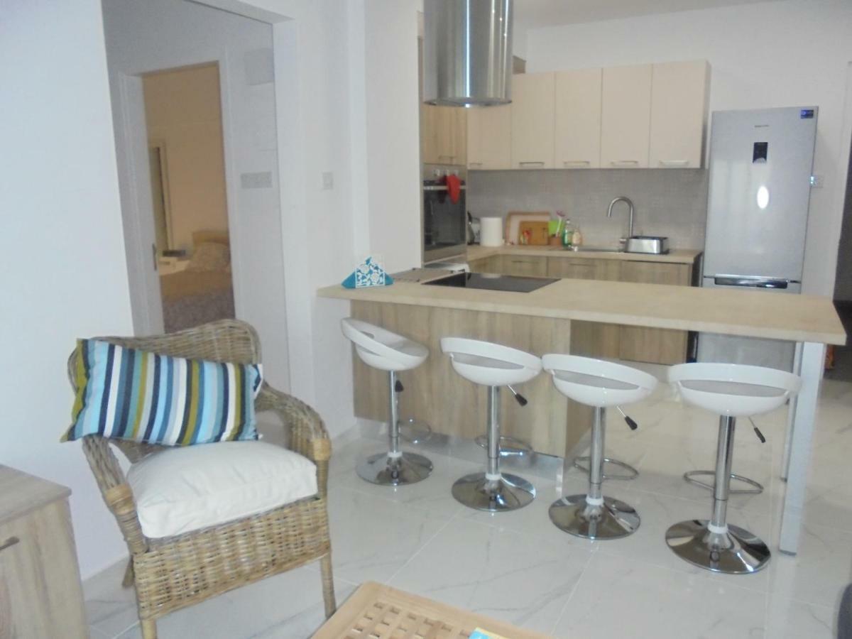 Kermia Court - Beach-Front, Modern 2 Bedroom -Sleeps 6 Limassol Luaran gambar