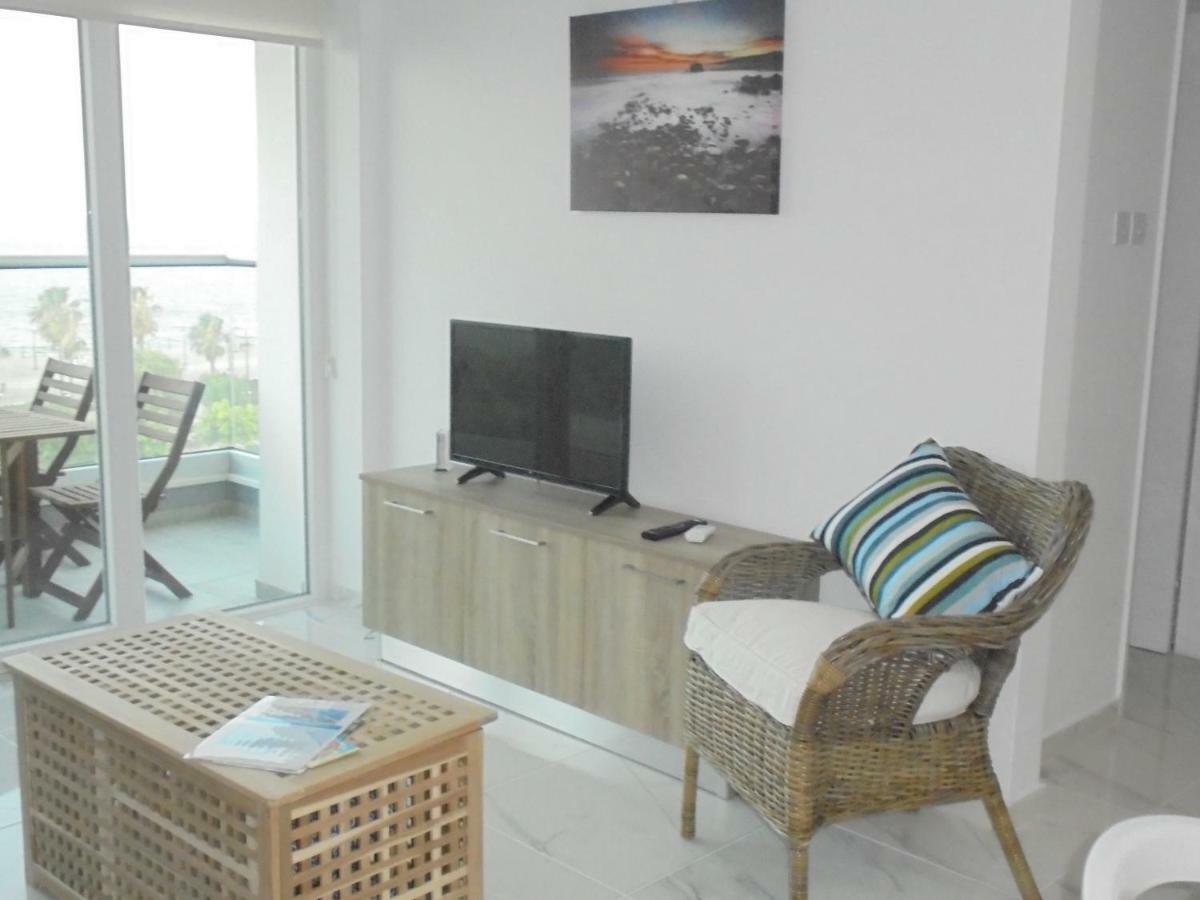 Kermia Court - Beach-Front, Modern 2 Bedroom -Sleeps 6 Limassol Luaran gambar