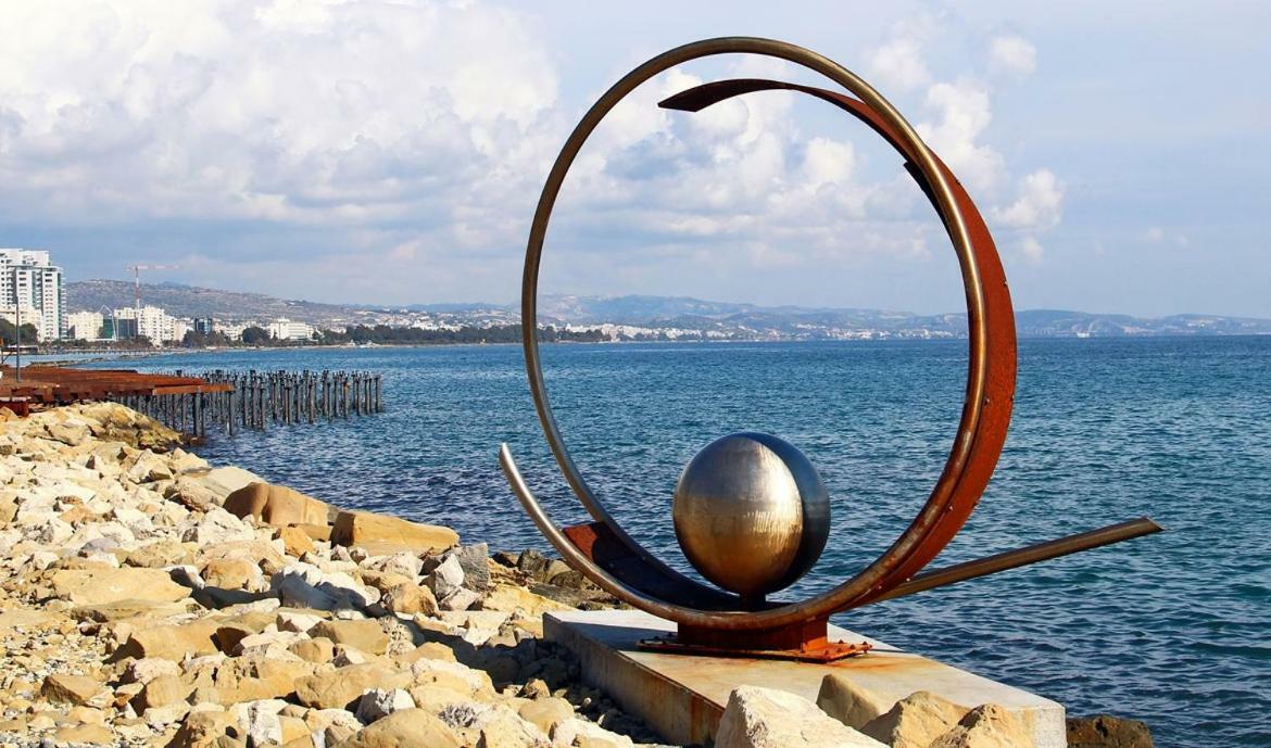 Kermia Court - Beach-Front, Modern 2 Bedroom -Sleeps 6 Limassol Luaran gambar